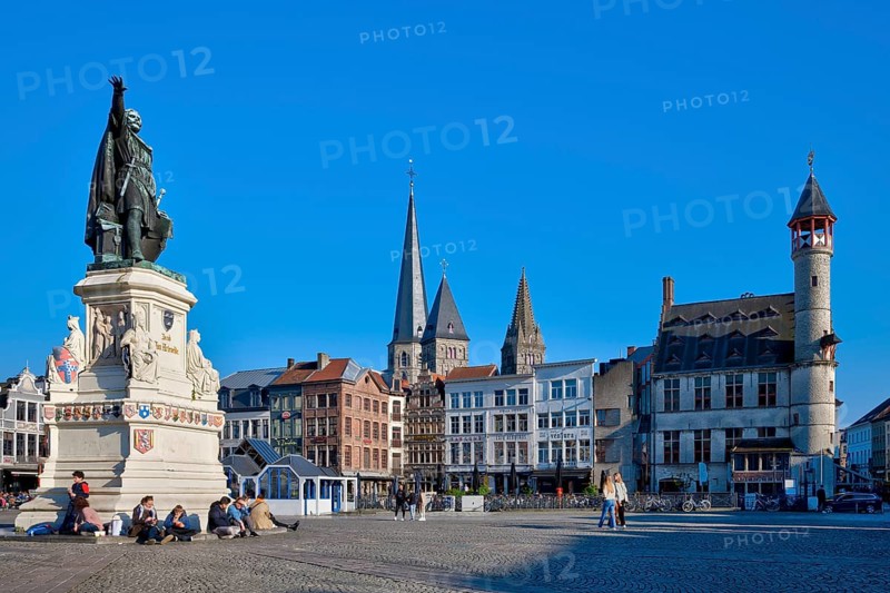 Vrijdagmarkt square with Jacob Van Arteveld sculpture