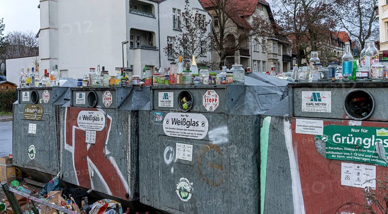 Overfilled containers for white glass and green glass