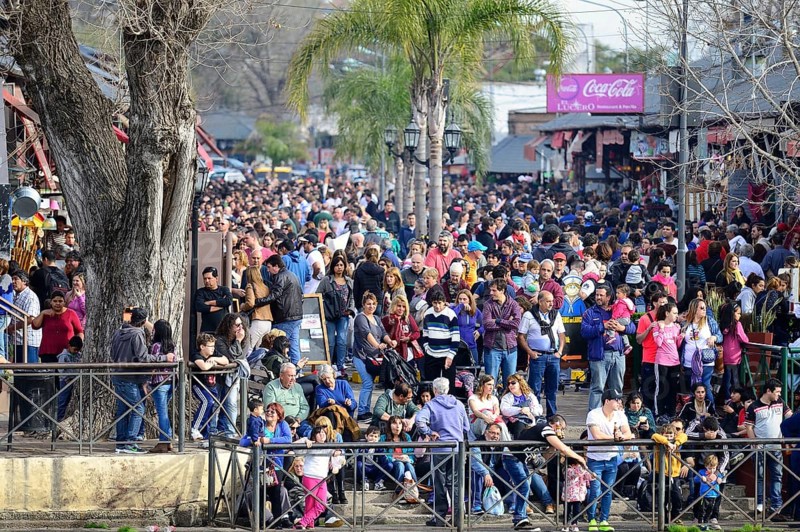 Crowd on the banks of the Rio Lujan on a public holiday