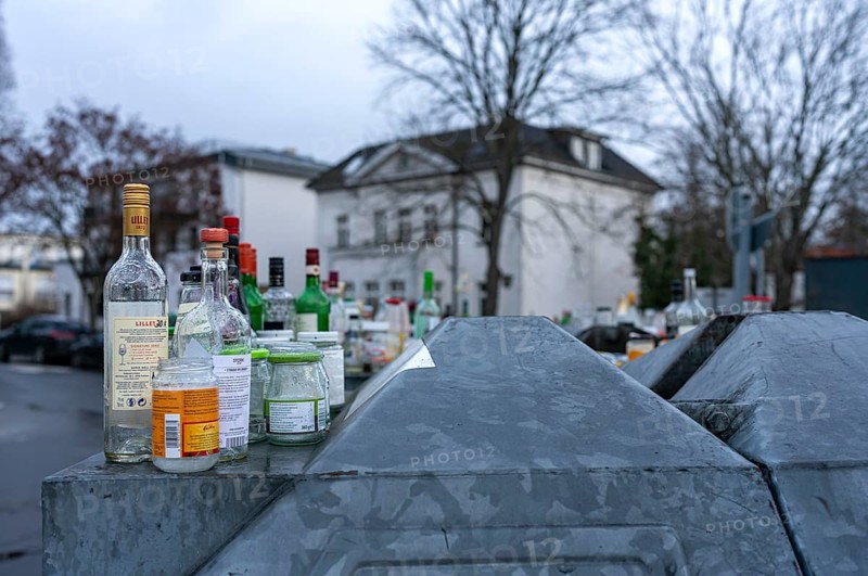 Overfilled containers for white glass and green glass