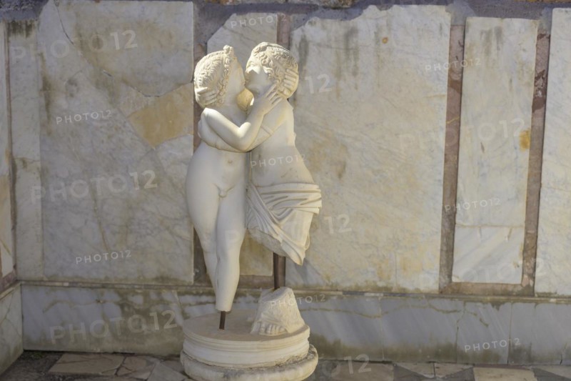 Statue in the Domus di Amore e Psiche
