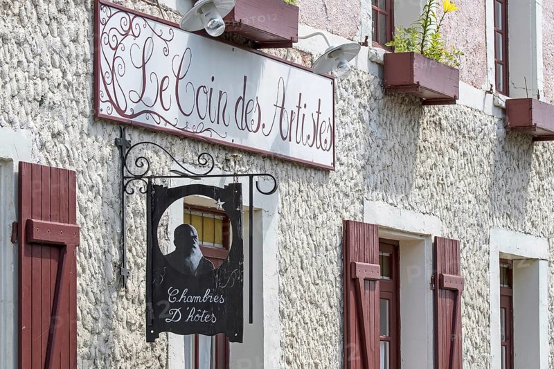 Sign showing silhouette of Impressionist painter Claude Monet at Le Coin des Artistes