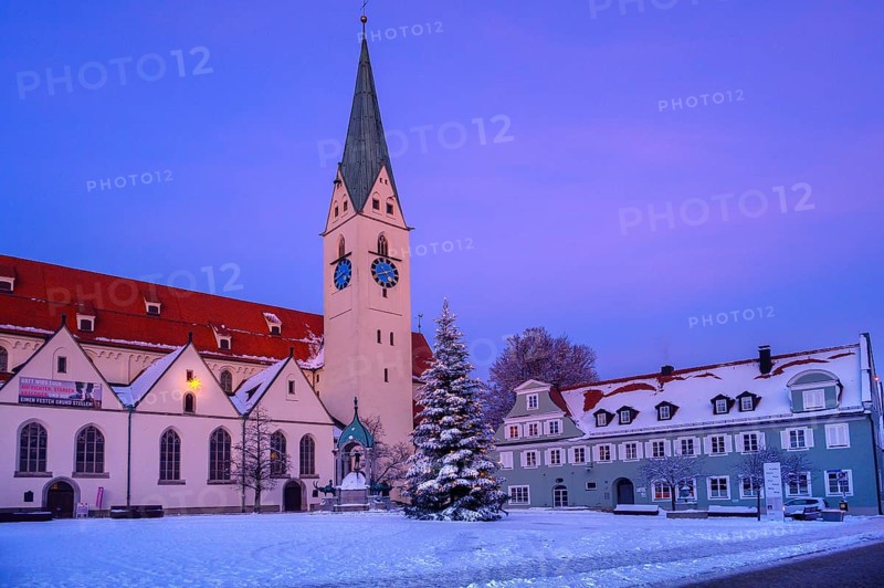 Evening atmosphere at the St Mang church on St Mang Platz with Christmas tree