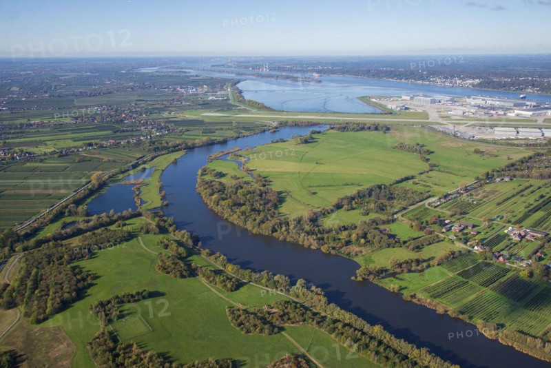 Aerial view of the Alte Suederelbe to the Muehlenberger Loch