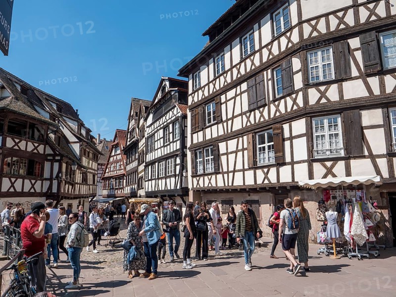 Crowd of tourists on Rue des Cheveux between half-timbered houses
