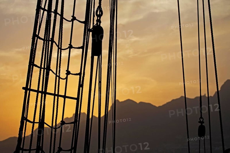 Rigging and wooden pulleys