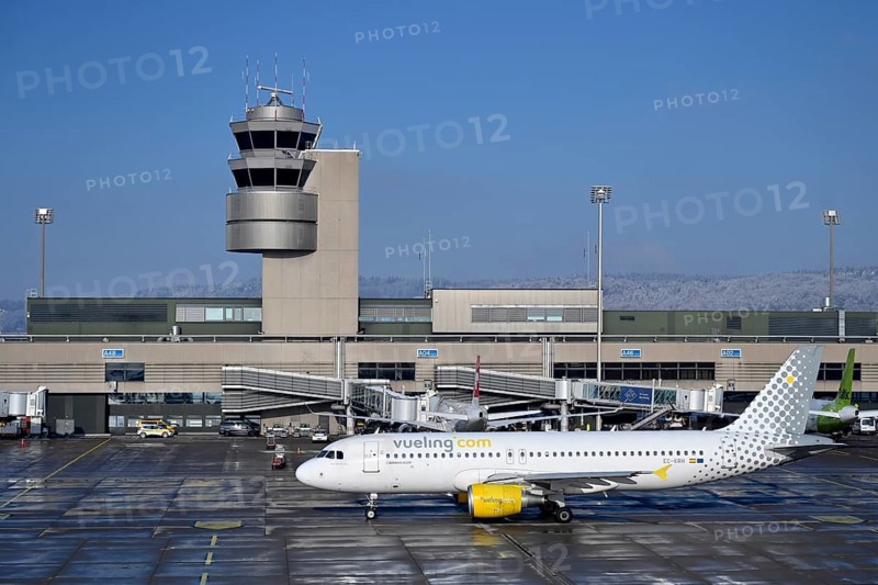 Control tower and aircraft Vueling