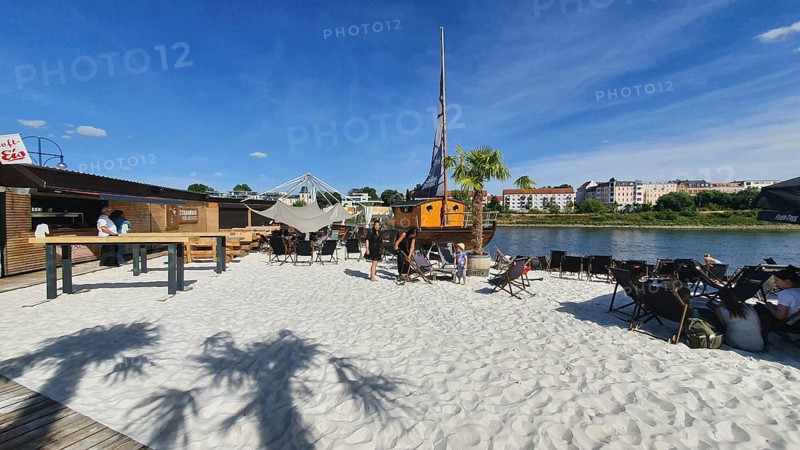 Beach bar on the Elbe