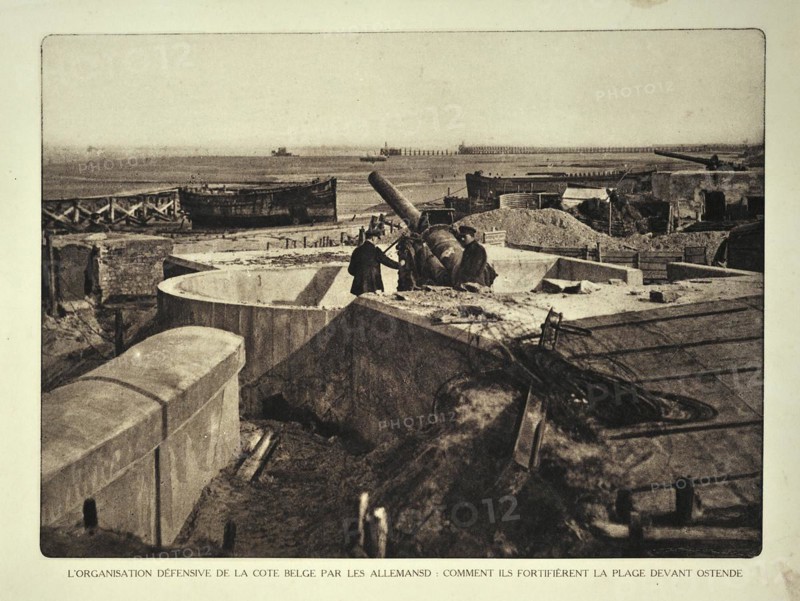 Soldiers with cannon at German fortification and bunkers on the beach at Ostend in Flanders during the First World War