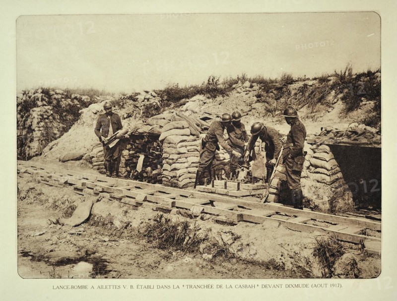 Soldiers loading trench mortar with bomb at Diksmuide in Flanders during the First World War