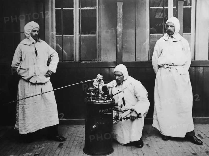 1910 photograph showing mobile disinfection team for disinfecting clothing of emigrants emigrating to the United States in the Antwerp port
