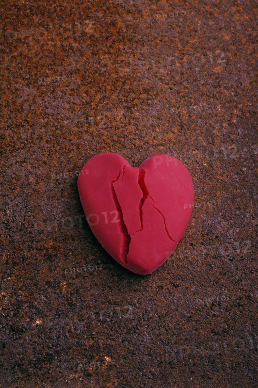 Cracked fondant icing heart