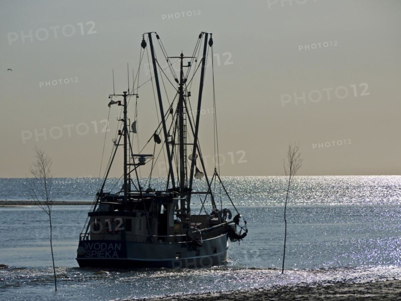 Crab cutter leaving Spieka Neufeld