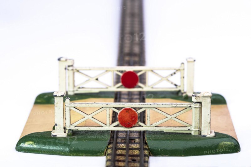 Toy level crossing gates