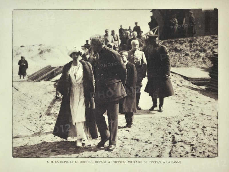 Doctor Antoine Depage and queen Elisabeth visiting the Ocean military hospital at De Panne in Flanders