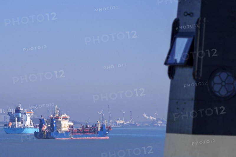 Nieuwe Sluis lighthouse near Breskens and container ship