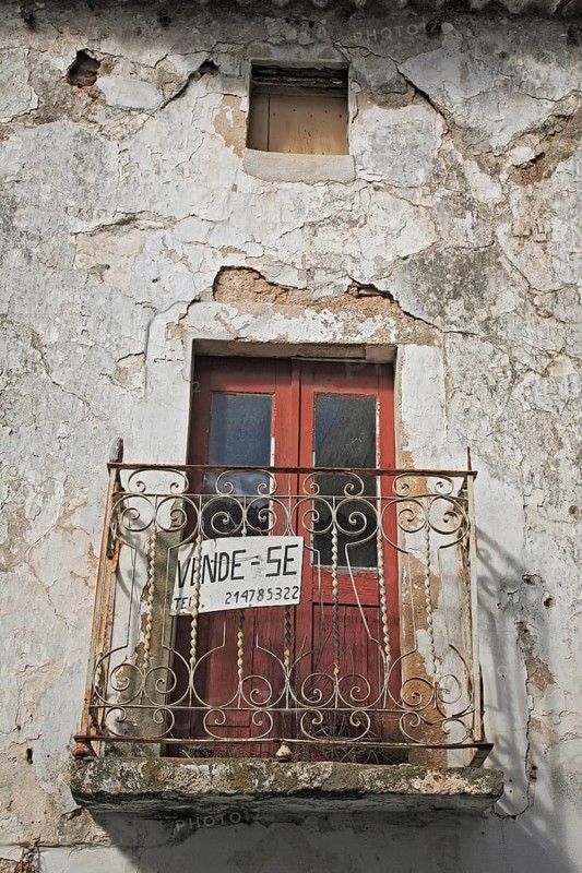 Most common sign in the Algarve: Se Vende