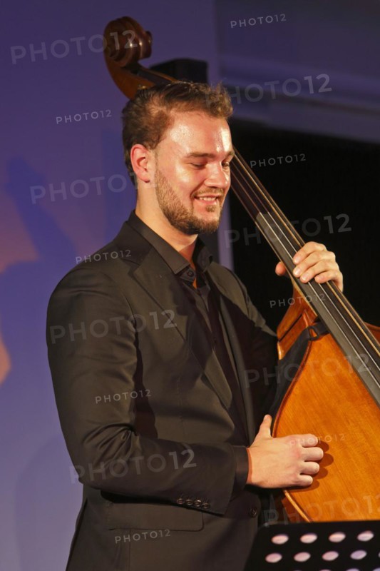 Jazz bassist Conrad Steinhoff from the Gerold Heitbaum Quartet in concert