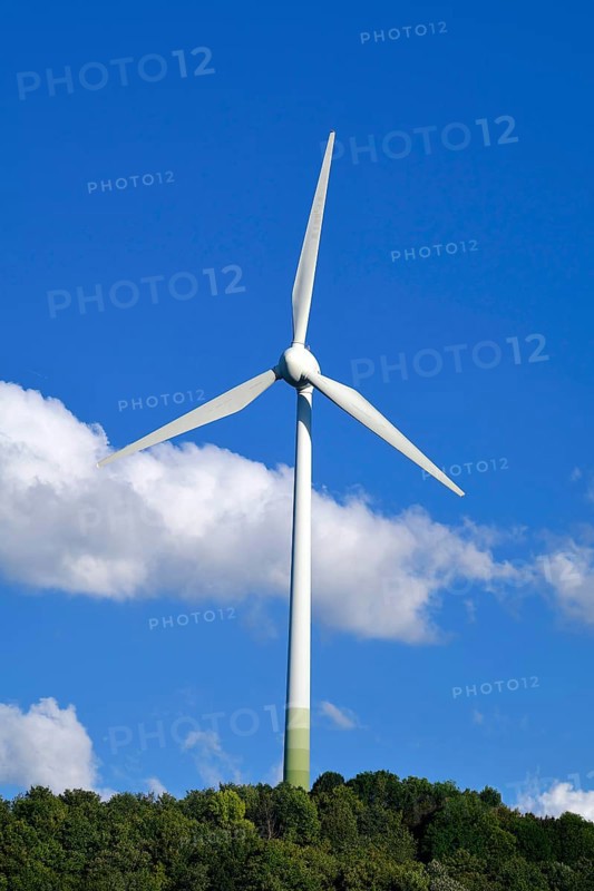 Wind turbine on the Muellberg in Froettmaning