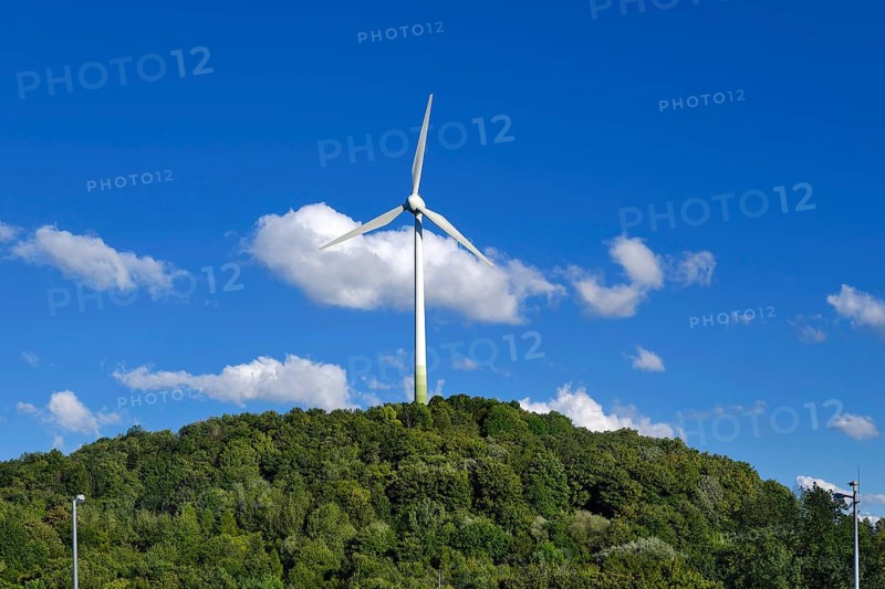 Wind turbine on the Muellberg in Froettmaning