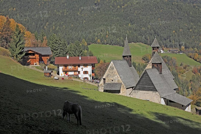 The hamlet of Bad Dreikirchen grew up around three Gothic chapels built together and belongs to the municipality of Barbian in the Eisack Valley