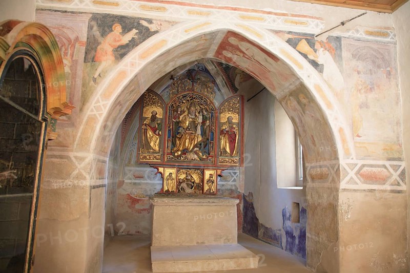 The hamlet of Bad Dreikirchen grew up around three Gothic chapels built together and belongs to the municipality of Barbian in the Eisack Valley
