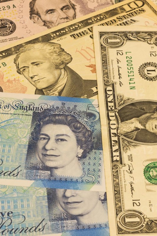 Bank notes with portraits of Queen Elizabeth II and former U
