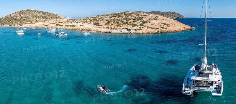 Departure by motorboat