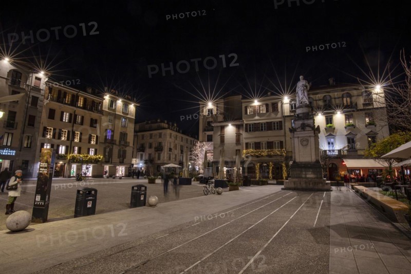 Piazza and Statua di Alessandro Volta