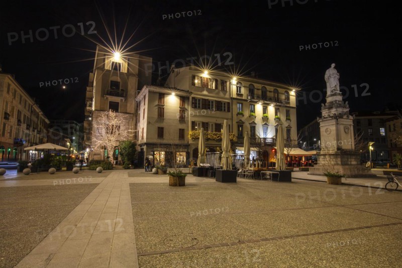 Piazza and Statua di Alessandro Volta