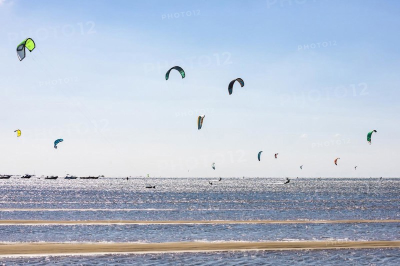 Group of kitesurfers kitesurfing in the Bay of Arcachon