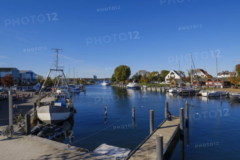 Botte und Steg im Hafen