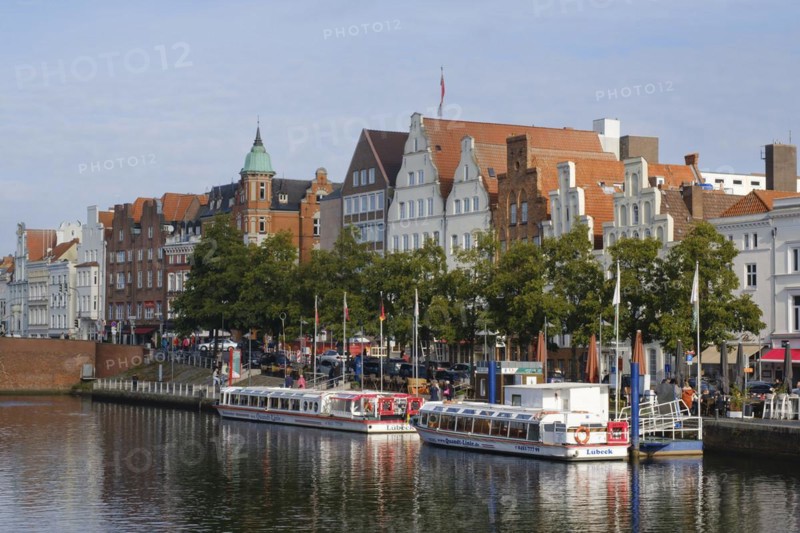 Buildings of the old town and ships on the Stadttrave