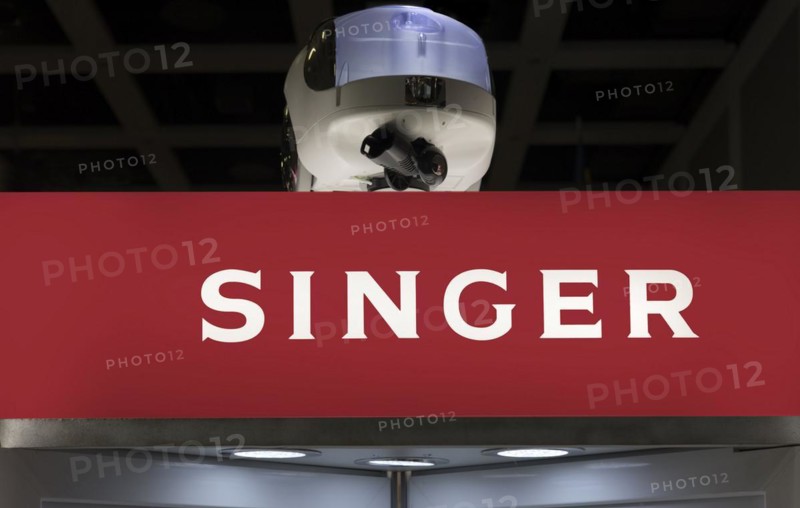 Singer logo and steam vacuum cleaner