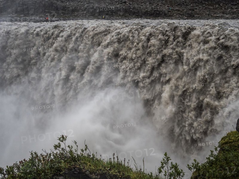 Spray from the water masses