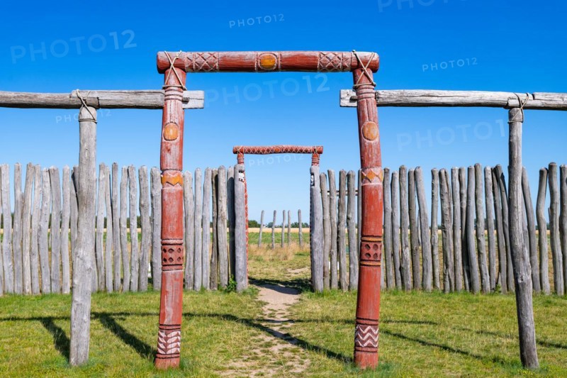 Wooden posts and palisades in the circular ditch Ringheiligtum Poemmelte