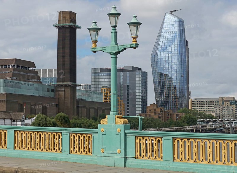 Streetlight on Southwark Bridge