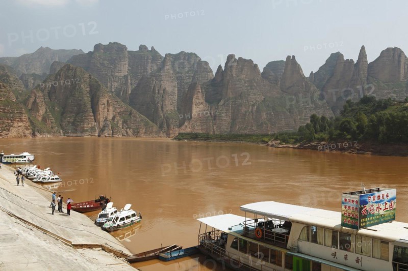 Mountains and boats at Liujiaxia Reservoir