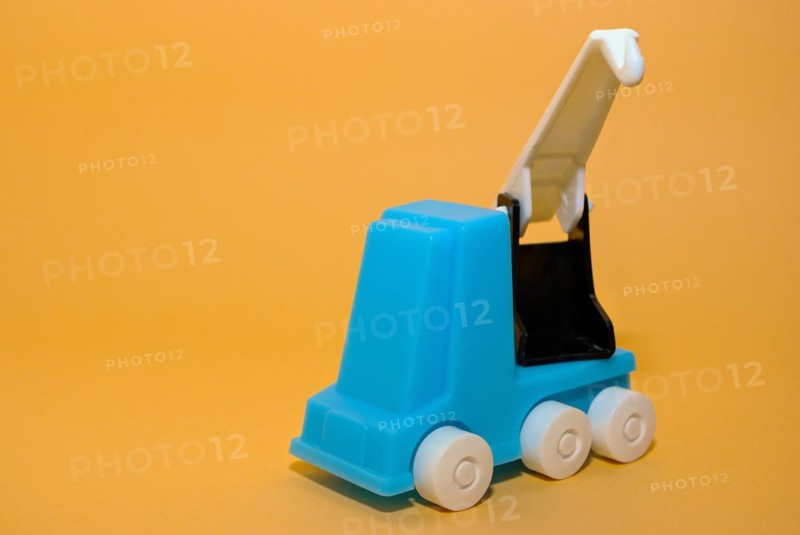 A car-mounted slewing crane