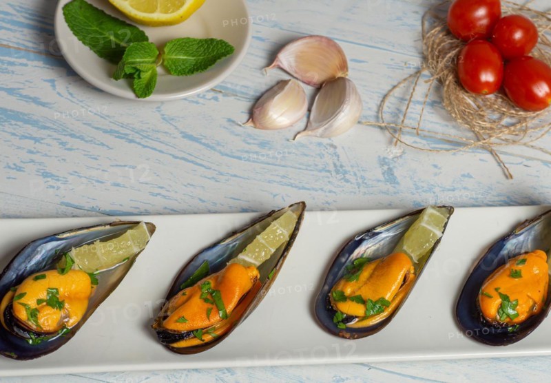 Mussels with lemon with a vegetable base