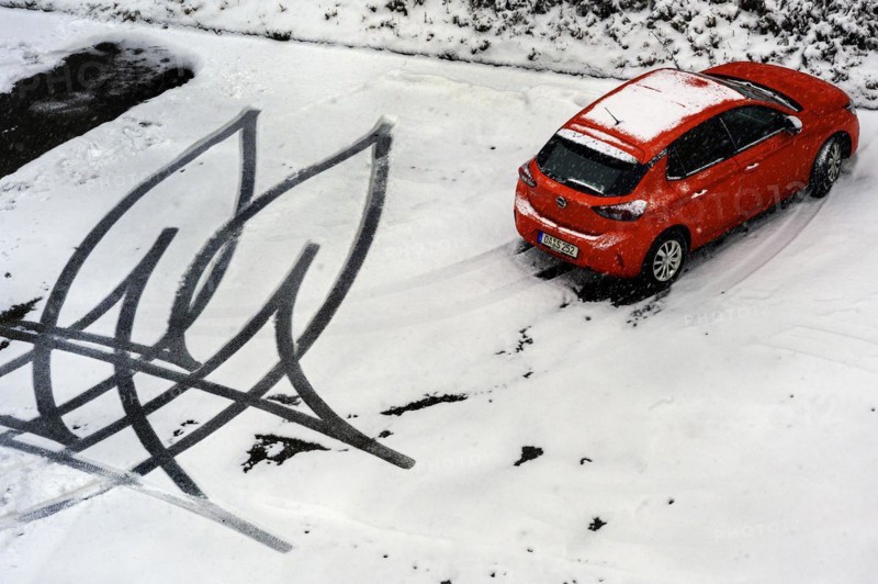 Symetric pattern of car tyre tracks in the snow