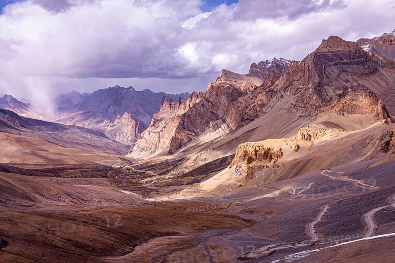 The gravel road to Photoksar village