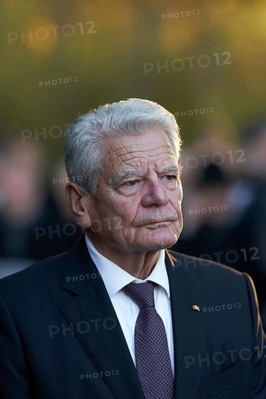 Former Federal President Joachim Gauck speaks at a commemoration ceremony for Remembrance Day at the military cemetery in Sinzig