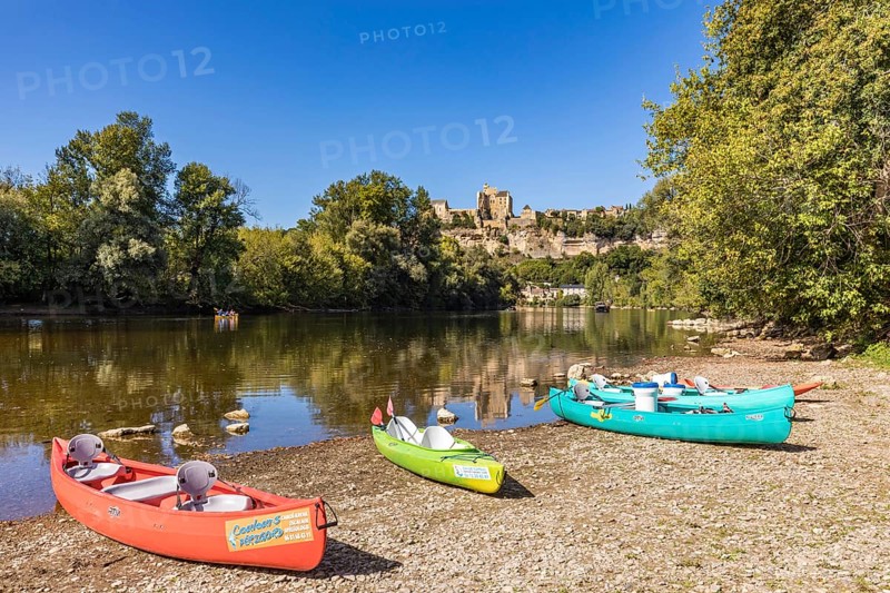 Canoes on the banks of the Dordogne and the Chateau de Beynac