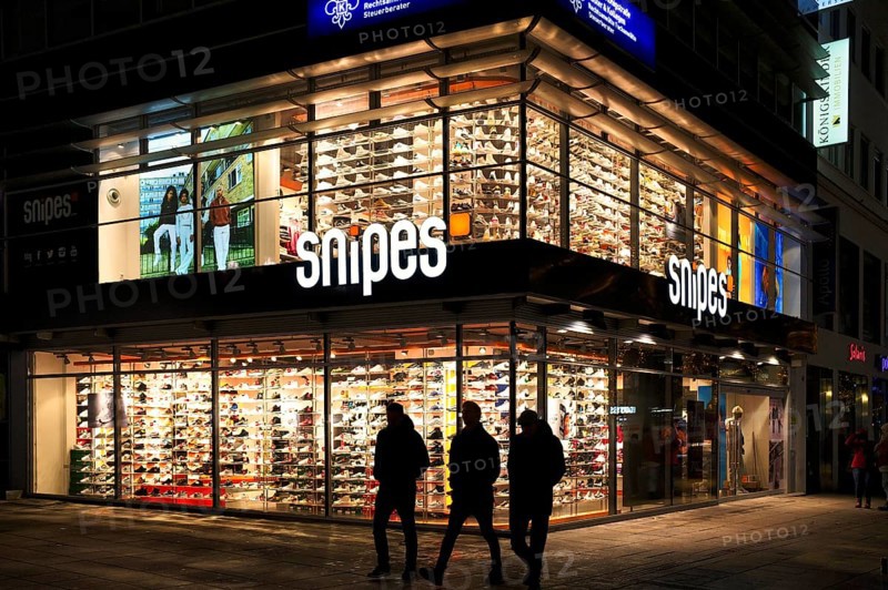 People in front of Snipes