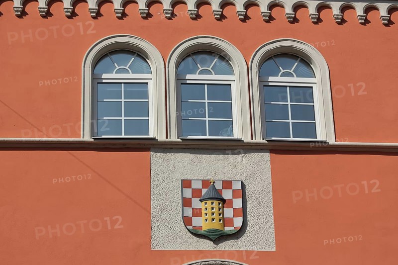 Facade with three windows and town coat of arms from the historic town hall