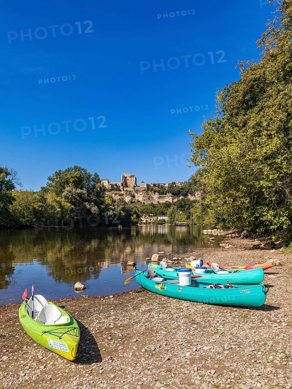 Canoes on the banks of the Dordogne and the Chateau de Beynac