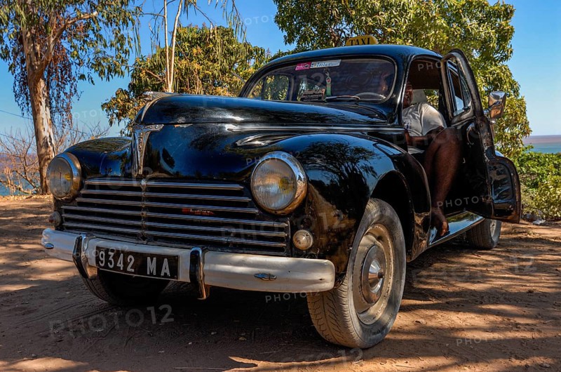 Oldtimer Peugeot 203 in Mahajanga