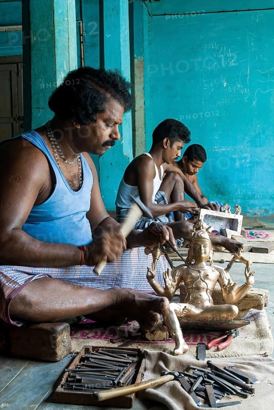 Artisans Chiselling bronze sculpture statue at Swamimalai