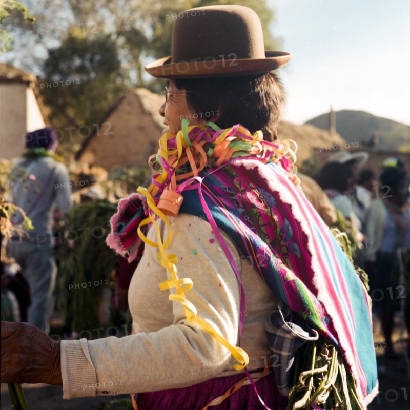 Atacama plateau desert carnival tradition traditional costume Latin America America animated Bolivian Bolivia custom customs colourful crowded diverse colourful colourful colourful carnival carnival celebration celebrate celebration together way of life lifestyle lively people crowd dance dance streamers happy analgo